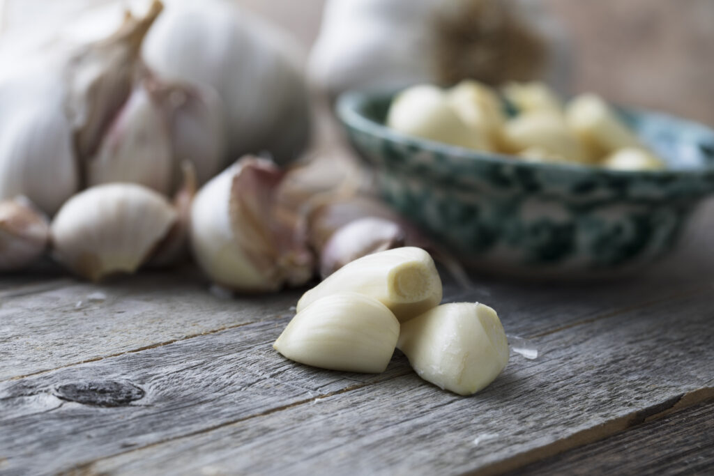 easily peeling garlic